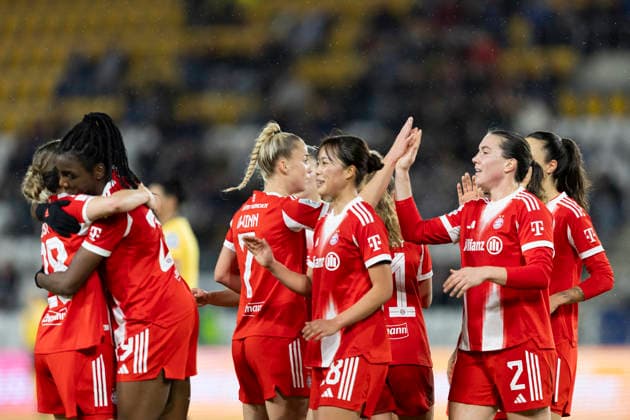 Google Pixel Frauen-Bundesliga: FC Carl Zeiss Jena vs. FC Bayern München; Jena; 11.02.2026 Giulia Gwinn ( 7; FC Bayern München) und Vanessa Gilles ( 2; FC Bayern München) (Bildmitte) Google Pixel Frauen-Bundesliga: FC Carl Zeiss Jena vs. FC Bayern München; ad hoc arena im Ernst-Abbe-Sportfeld; 11.02.2026 DFB REGULATIONS PROHIBIT ANY USE OF PHOTOGRAPHS AS IMAGE SEQUENCES AND OR QUASI-VIDEO. Copyright: xBEAUTIFULxSPORTS Duehringx