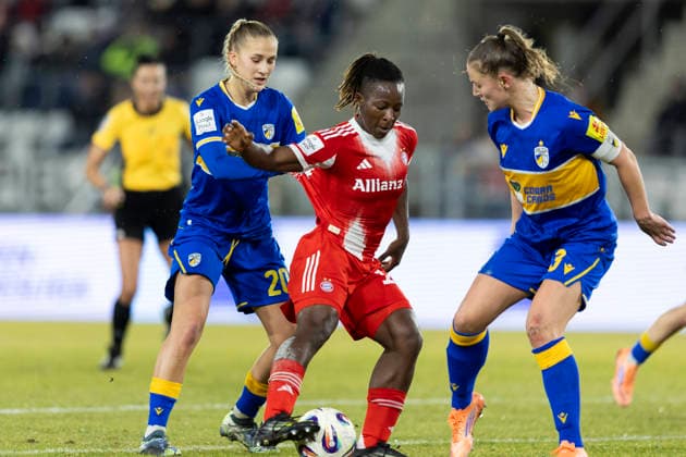 Google Pixel Frauen-Bundesliga: FC Carl Zeiss Jena vs. FC Bayern München; Jena; 11.02.2026 von links, Steffi Schmid ( 20; FC Carl Zeiss Jena), Bernadette Amani ( 15; FC Bayern München) und Toma Ihlenburg ( 3; FC Carl Zeiss Jena) Google Pixel Frauen-Bundesliga: FC Carl Zeiss Jena vs. FC Bayern München; ad hoc arena im Ernst-Abbe-Sportfeld; 11.02.2026 DFB REGULATIONS PROHIBIT ANY USE OF PHOTOGRAPHS AS IMAGE SEQUENCES AND OR QUASI-VIDEO. Copyright: xBEAUTIFULxSPORTS Duehringx