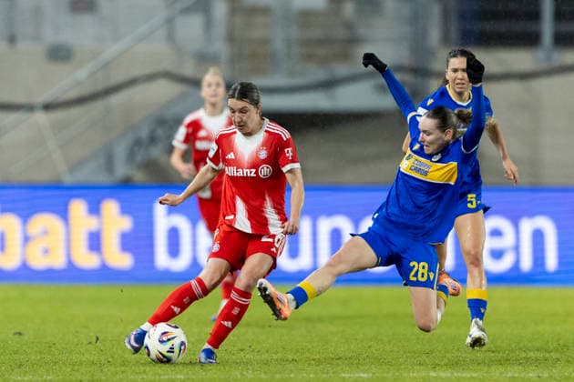 Google Pixel Frauen-Bundesliga: FC Carl Zeiss Jena vs. FC Bayern München; Jena; 11.02.2026 Barbara Dunst ( 28; FC Bayern München) gegen Emily Reske ( 28; FC Carl Zeiss Jena) Google Pixel Frauen-Bundesliga: FC Carl Zeiss Jena vs. FC Bayern München; ad hoc arena im Ernst-Abbe-Sportfeld; 11.02.2026 DFB REGULATIONS PROHIBIT ANY USE OF PHOTOGRAPHS AS IMAGE SEQUENCES AND OR QUASI-VIDEO. Copyright: xBEAUTIFULxSPORTS Duehringx