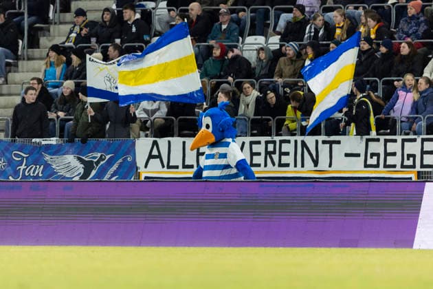 Google Pixel Frauen-Bundesliga: FC Carl Zeiss Jena vs. FC Bayern München; Jena; 11.02.2026 Carli Maskottchen des FC Carl Zeiss Jena Google Pixel Frauen-Bundesliga: FC Carl Zeiss Jena vs. FC Bayern München; ad hoc arena im Ernst-Abbe-Sportfeld; 11.02.2026 DFB REGULATIONS PROHIBIT ANY USE OF PHOTOGRAPHS AS IMAGE SEQUENCES AND OR QUASI-VIDEO. Copyright: xBEAUTIFULxSPORTS Duehringx
