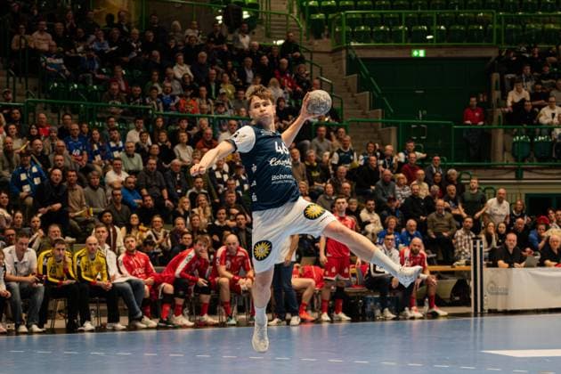 Szene mit Julian Fuchs (46; Bergischer HC), Arnar Freyr Arnarsson (21; MT Melsungen), Adrian Sipos (8; MT Melsungen) und Nebojsa Simic (16; MT Melsungen) im Spiel zwischen Bergischer HC und MT Melsungen in der DAIKIN HBL am 20. Spieltag in Wuppertal. Julian Fuchs (46; Bergischer HC) in Aktion
