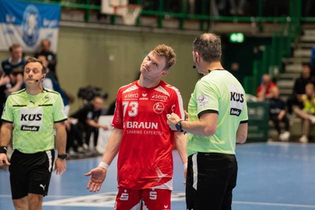 Szene mit Timo Kastening (73; MT Melsungen) in Diskussion mit dem Schiedsrichter im Spiel zwischen Bergischer HC und MT Melsungen in der DAIKIN HBL am 20. Spieltag in Wuppertal. Timo Kastening (73; MT Melsungen) in Diskussion mit Schiedsrichter