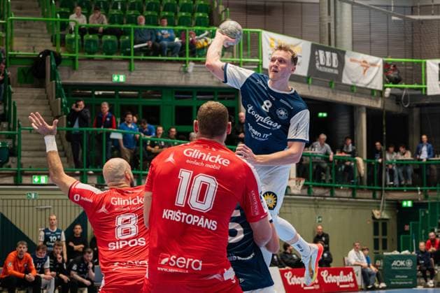 Szene mit Nico Schöttle (8; Bergischer HC), Dainis Kristopans (10; MT Melsungen) und Adrian Sipos (8; MT Melsungen) im Spiel zwischen Bergischer HC und MT Melsungen in der DAIKIN HBL am 20. Spieltag in Wuppertal. Szene mit Nico Schöttle (8; Bergischer HC) und Dainis Kristopans (10; MT Melsungen)