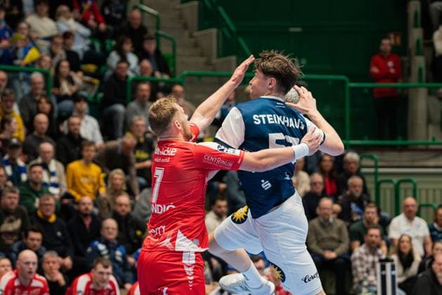 Szene mit David Mandic (7; MT Melsungen) und Sören Steinhaus (53; Bergischer HC) im Spiel zwischen Bergischer HC und MT Melsungen in der DAIKIN HBL am 20. Spieltag in Wuppertal. Szene mit David Mandic (7; MT Melsungen) und Sören Steinhaus (53; Bergischer HC)