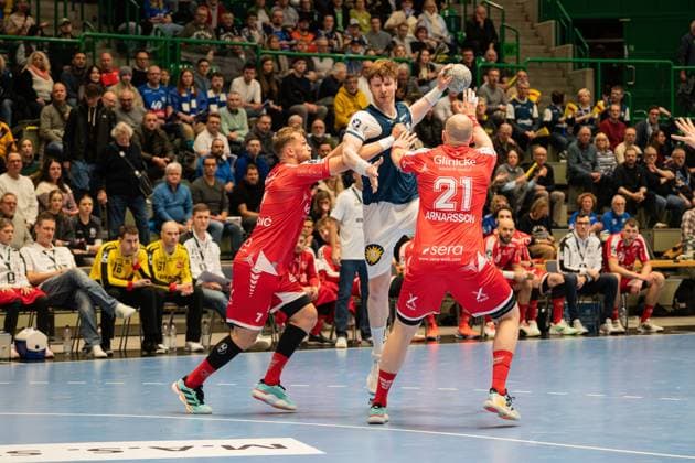 Szene mit Johannes Wasielewski (77; Bergischer HC), Adrian Sipos (8; MT Melsungen) und Uladzislau Kulesh (20; MT Melsungen) im Spiel zwischen Bergischer HC und MT Melsungen in der DAIKIN HBL am 20. Spieltag in Wuppertal. Szene mit Johannes Wasielewski (77; Bergischer HC) und Adrian Sipos (8; MT Melsungen)
