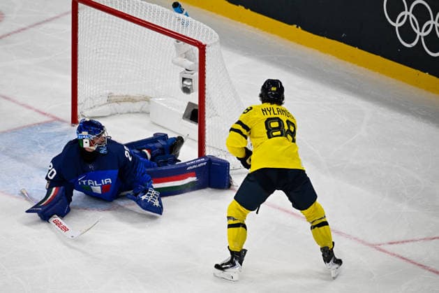 Winter Olympics - Sweden v Italy Men s Preliminary Group B Match Team Italy and Team Sweden during the Men s Preliminary Group B match between Sweden and Italy on day five of the Milano Cortina 2026 Winter Olympic Games, Olympische Spiele, Olympia, OS at Milano Santagiulia Ice hockey, Eishockey Arena on February 11, 2026 in Milan, Italy. Photo by JMP ABACAPRESS.COM Milan Italy  Copyright: xJMP ABACAx