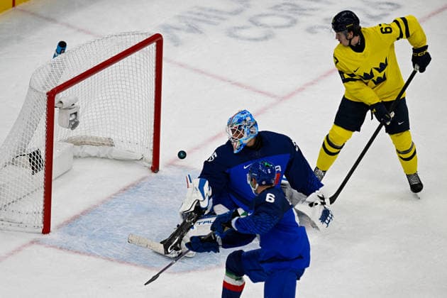 Winter Olympics - Sweden v Italy Men s Preliminary Group B Match Team Italy and Team Sweden during the Men s Preliminary Group B match between Sweden and Italy on day five of the Milano Cortina 2026 Winter Olympic Games, Olympische Spiele, Olympia, OS at Milano Santagiulia Ice hockey, Eishockey Arena on February 11, 2026 in Milan, Italy. Photo by JMP ABACAPRESS.COM Milan Italy  Copyright: xJMP ABACAx