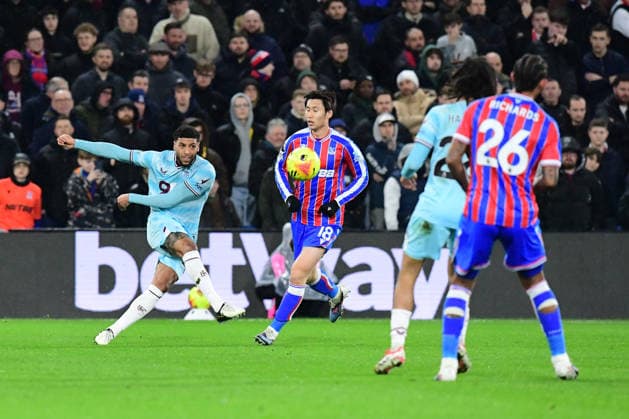 Crystal Palace v Burnley, Premier League Josh Laurent Midfielder of Burnley FC crosses the ball in front of Daichi Kamada Midfielder of Crystal Palace during the Premier League match between Crystal Palace and Burnley at Selhurst Park, London, UK on 11 February 2026. London Selhurst Park Greater London UK Editorial use only DataCo restrictions apply See www.football-dataco.com , Copyright: xJeffxMoodx PSI-23733-0084