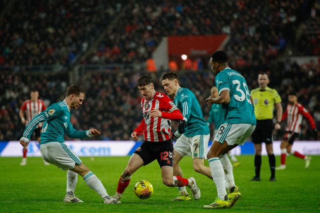 Sunderland v Liverpool, Premier League Trai Hume of Sunderland runs at the liverpool defence during the Premier League match between Sunderland and Liverpool at the Stadium Of Light, Sunderland, UK on 11 February 2026. Sunderland Stadium Of Light Tyne and Wear UK Editorial use only DataCo restrictions apply See www.football-dataco.com , Copyright: xCraigxCowanx PSI-23731-0163