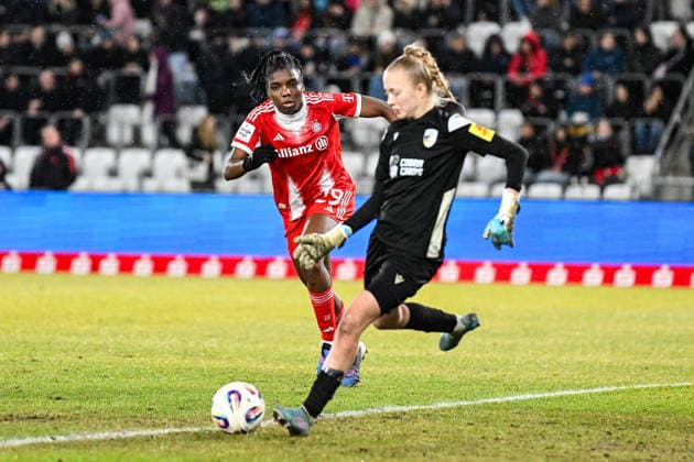 Fußball I Frauen I Saison 2025-2026 I Bundesliga I 16. Spieltag I FC Carl Zeiss Jena - FC Bayern München I 11.02.2026 Edna Imade (29, FC Bayern München) läuft beim Abstoß die Jenaer Torhüterin Jasmin Janning (1, FC Carl Zeiss Jena) an Jena Ernst-Abbe-Sportfeld, ad hoc Arena Thüringen Deutschland Copyright: xLobeca InesxHähnelx