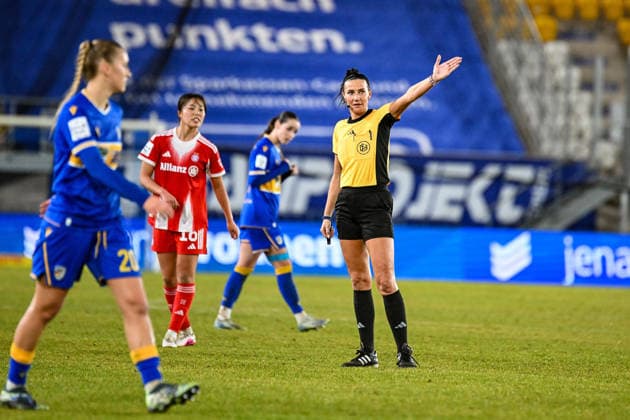 Fußball I Frauen I Saison 2025-2026 I Bundesliga I 16. Spieltag I FC Carl Zeiss Jena - FC Bayern München I 11.02.2026 Schiedsrichterin Nadine Westerhoff (r.) leitete das Spiel Jena Ernst-Abbe-Sportfeld, ad hoc Arena Thüringen Deutschland Copyright: xLobeca InesxHähnelx