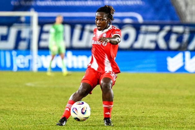 Fußball I Frauen I Saison 2025-2026 I Bundesliga I 16. Spieltag I FC Carl Zeiss Jena - FC Bayern München I 11.02.2026 Kakounan Bernad Amani (15, FC Bayern München) spielt den Ball Freisteller, Nahaufnahme, Porträt, Portrait, Einzelfoto, Einzelbild, Körper Jena Ernst-Abbe-Sportfeld, ad hoc Arena Thüringen Deutschland Copyright: xLobeca InesxHähnelx