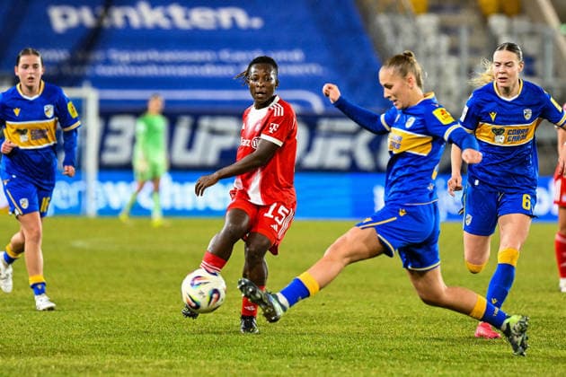 Fußball I Frauen I Saison 2025-2026 I Bundesliga I 16. Spieltag I FC Carl Zeiss Jena - FC Bayern München I 11.02.2026 Kakounan Bernad Amani (15, FC Bayern München) (Mitte) spielt den Ball Jena Ernst-Abbe-Sportfeld, ad hoc Arena Thüringen Deutschland Copyright: xLobeca InesxHähnelx