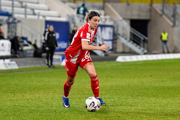 Fußball I Frauen I Saison 2025-2026 I Bundesliga I 16. Spieltag I FC Carl Zeiss Jena - FC Bayern München I 11.02.2026 Barbara Dunst (28, FC Bayern München) dribbelt mit dem Ball Freisteller, Nahaufnahme, Porträt, Portrait, Einzelfoto, Einzelbild, Körper Jena Ernst-Abbe-Sportfeld, ad hoc Arena Thüringen Deutschland Copyright: xLobeca InesxHähnelx