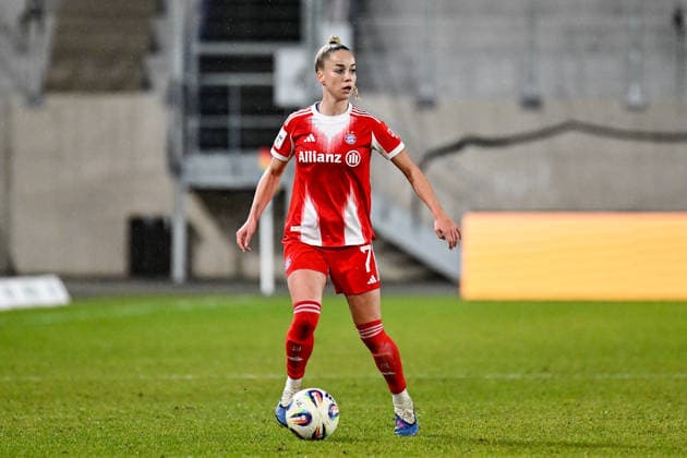 Fußball I Frauen I Saison 2025-2026 I Bundesliga I 16. Spieltag I FC Carl Zeiss Jena - FC Bayern München I 11.02.2026 Giulia Gwinn (7, FC Bayern München) mit Ball Freisteller, Nahaufnahme, Porträt, Portrait, Einzelfoto, Einzelbild, Körper Jena Ernst-Abbe-Sportfeld, ad hoc Arena Thüringen Deutschland Copyright: xLobeca InesxHähnelx