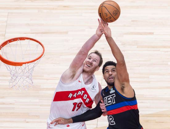 (260212) -- TORONTO, Feb. 12, 2026 -- Jakob Poeltl (L) of Toronto Raptors fights for a rebound with Tobias Harris of Detroit Pistons during the 2025-2026 NBA, Basketball Herren, USA regular season game between Toronto Raptors and Detroit Pistons in Toronto, Canada, Feb. 11, 2026. (Photo by Xinhua) (SP)CANADA-TORONTO-BASKETBALL-NBA-PISTONS VS RAPTORS ZouxZheng 