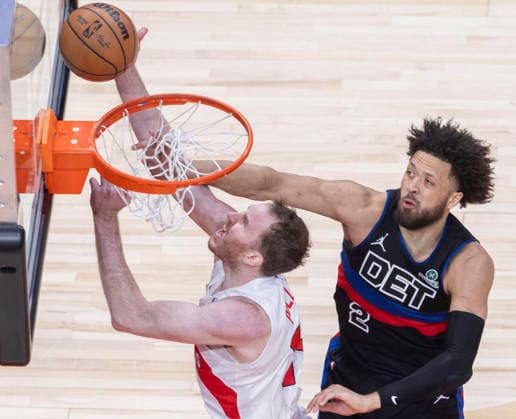 (260212) -- TORONTO, Feb. 12, 2026 -- Jakob Poeltl (L) of Toronto Raptors goes for a layup during the 2025-2026 NBA, Basketball Herren, USA regular season game between Toronto Raptors and Detroit Pistons in Toronto, Canada, Feb. 11, 2026. (Photo by Xinhua) (SP)CANADA-TORONTO-BASKETBALL-NBA-PISTONS VS RAPTORS ZouxZheng 