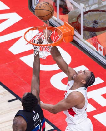 (260212) -- TORONTO, Feb. 12, 2026 -- Scottie Barnes (R) of Toronto Raptors goes up for a layup during the 2025-2026 NBA, Basketball Herren, USA regular season game between Toronto Raptors and Detroit Pistons in Toronto, Canada, Feb. 11, 2026. (Photo by Xinhua) (SP)CANADA-TORONTO-BASKETBALL-NBA-PISTONS VS RAPTORS ZouxZheng 
