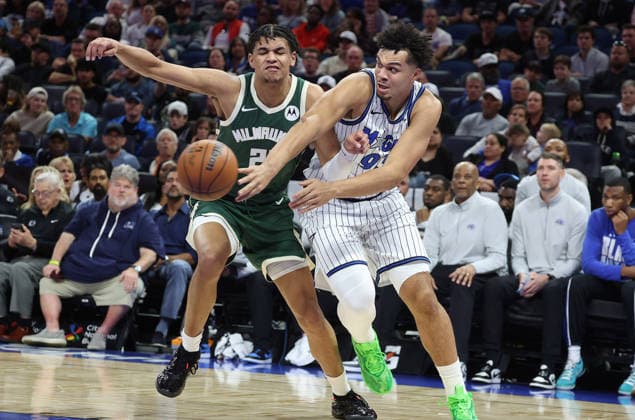 February 11, 2026, Orlando, Fl - Florida, USA: The Orlando Magic s Noah Penda (93) passes around the Milwaukee Bucks Ousmane Dieng (21) at the Kia Center on Wednesday, Feb.11, 2026, in Orlando, Florida. Sports News - February 11, 2026  - ZUMAm67_ 20260211_zaf_m67_017 Copyright: xStephenxM.xDowellx