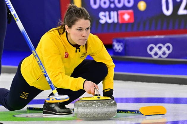CORTINA, ITALY 20260212 Anna Hasselborg of Sweden s team Hasselborg meets Japan in the first group stage match of the Olympic curling in Cortina. *** The image is included in the SPORTS PACKAGE. For others PAYMENT IMAGE ** CORTINA ITALY x10030x *** CORTINA, ITALY 20260212 Anna Hasselborg of Sweden s team Hasselborg meets Japan in the first group stage match of the Olympic curling in Cortina The image is included in the SPORTS PACKAGE For others PAYMENT IMAGE CORTINA ITALY x10030x  Copyright: xJonasxEkströmer TTx 2026 OLYMPICS WOMEN S CURLING