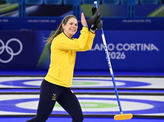 CORTINA, ITALIEN 20260212 Anna Hasselborg i Sveriges lag Hasselborg jublar efter vinst över Japan i den första gruppspelsmatchen i OS-curling i Cortina. *** Bilden ingar i SPORTPAKET. För övriga BETALBILD ** CORTINA ITALIEN x10030x *** CORTINA, ITALY 20260212 Anna Hasselborg of Swedens team Hasselborg celebrates after beating Japan in the first group stage match of the Olympic curling tournament in Cortina Picture in SPORTPAKET For others PAYPICTURE CORTINA ITALY x10030x  Copyright: xJonasxEkströmer TTx OS 2026 CURLING DAMER