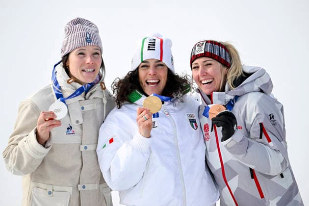 OLYMPICS - Winter Olympic Games, Olympische Spiele, Olympia, OS Milano Cortina 2026 CORTINA D AMPEZZO,ITALY,12.FEB.26 - OLYMPICS, ALPINE SKIING - Winter Olympic Games Milano Cortina 2026, Super G, women, medal ceremony. Image shows the rejoicing of Romane Miradoli (FRA), Federica Brignone (ITA) and Cornelia Huetter (AUT). Keywords: medal.  GEPAxpictures xAlexanderxSolc