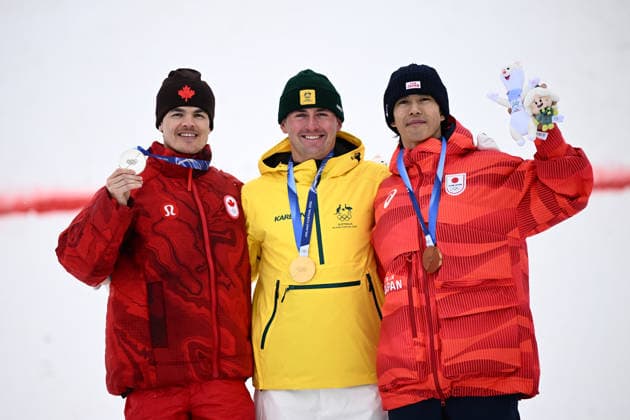 2026 WINTER Olympic Games, Olympische Spiele, Olympia, OS Mikael Kingsbury of Canada, Cooper Woods of Australia and Ikuma Horishima of Japan following the Freestyle Skiing Men s Moguls finals at Livigno Snow Park on day 7 of the 2026 Milano Cortina Winter Olympic Games in Italy, Thursday, February 12, 2026. ( NO ARCHIVING, EDITORIAL USE ONLY MILANO LOMBARDY ITALY  Copyright: xDANxHIMBRECHTSx 20260213152396855689