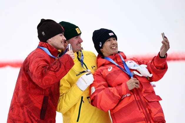2026 WINTER Olympic Games, Olympische Spiele, Olympia, OS Mikael Kingsbury of Canada, Cooper Woods of Australia and Ikuma Horishima of Japan following take a selfie with their medals following the Freestyle Skiing Men s Moguls finals at Livigno Snow Park on day 7 of the 2026 Milano Cortina Winter Olympic Games in Italy, Thursday, February 12, 2026. ( NO ARCHIVING, EDITORIAL USE ONLY MILANO LOMBARDY ITALY  Copyright: xDANxHIMBRECHTSx 20260213116908655439