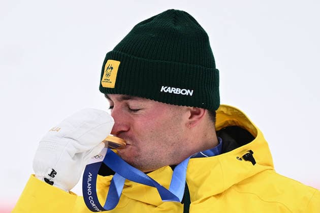 2026 WINTER Olympic Games, Olympische Spiele, Olympia, OS Cooper Woods of Australia during the victory ceremony after winning Gold in the Men™s Moguls finals at the Livigno Aerials and Moguls Park on day 6 of the 2026 Milano Cortina Winter Olympic Games in Livigno, Italy, Wednesday, February 11, 2026. ( NO ARCHIVING, EDITORIAL USE ONLY LIVIGNO SONDRIO ITALY  Copyright: xDANxHIMBRECHTSx 20260213124731124466