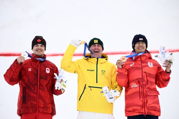 2026 WINTER Olympic Games, Olympische Spiele, Olympia, OS Mikael Kingsbury of Canada, Cooper Woods of Australia and Ikuma Horishima of Japan on the podium with their medals following the Freestyle Skiing Men s Moguls finals at Livigno Snow Park on day 7 of the 2026 Milano Cortina Winter Olympic Games in Italy, Thursday, February 12, 2026. ( NO ARCHIVING, EDITORIAL USE ONLY MILANO LOMBARDY ITALY  Copyright: xDANxHIMBRECHTSx 20260213141353050180