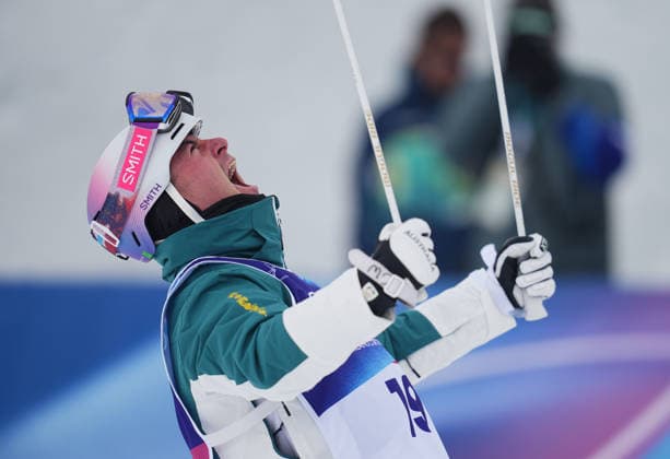 February 12, 2026, Livigno, Aarhus, Italy: COOPER WOODS celebrates winning gold during the Men s Moguls finals, Milano Cortina 2026 Winter Olympic Games, Olympische Spiele, Olympia, OS at Livigno Air Park Livigno Italy - ZUMAp228 20260212_zsp_p228_030 Copyright: xUlrikxPedersenx