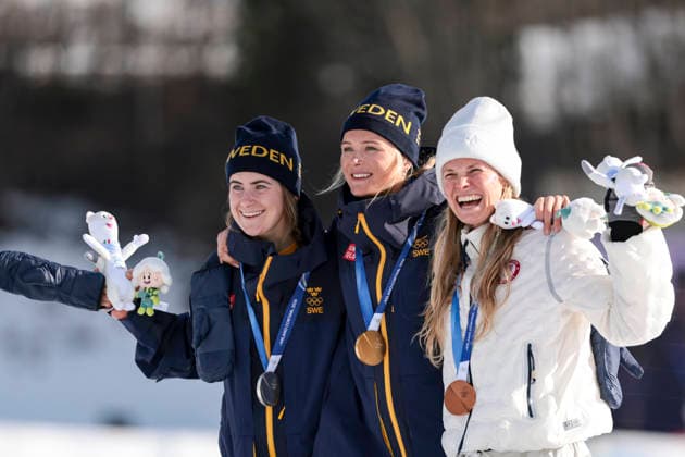 OLYMPICS - Winter Olympic Games, Olympische Spiele, Olympia, OS Milano Cortina 2026 TESERO,ITALY,12.FEB.26 - OLYMPICS, NORDIC SKIING, CROSS COUNTRY SKIING - Winter Olympic Games Milano Cortina 2026, 10km women, interval start free, medal ceremony. Image shows the rejoicing of Ebba Andersson (SWE), Frida Karlsson (SWE) and Jessie Diggins (USA). Keywords: medal.  GEPAxpictures xMatthiasxTrinkl