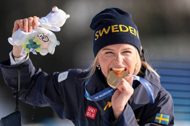 OLYMPICS - Winter Olympic Games, Olympische Spiele, Olympia, OS Milano Cortina 2026 TESERO,ITALY,12.FEB.26 - OLYMPICS, NORDIC SKIING, CROSS COUNTRY SKIING - Winter Olympic Games Milano Cortina 2026, 10km women, interval start free, medal ceremony. Image shows Frida Karlsson (SWE). Keywords: medal.  GEPAxpictures xMatthiasxTrinkl
