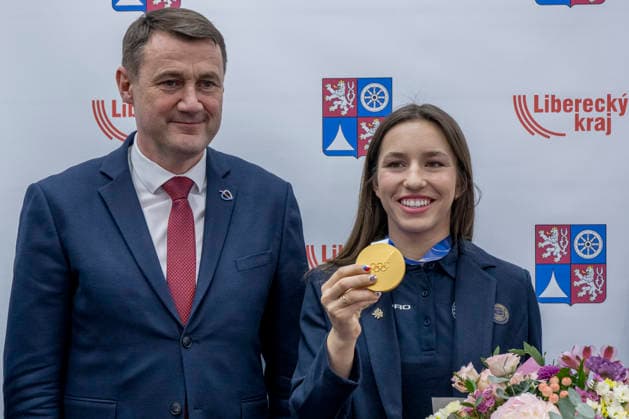 Olympic winner in snowboard parallel giant slalom Zuzana Maderova (right) shows her gold medal during a meeting with the Governor of the Liberec Region Martin Puta (left), in Liberec, Czech Republic, on February 12, 2026. (CTKxPhoto RadekxPetrasek) CTKPhotoP2026021207081  CTKPhotoP2026021207081