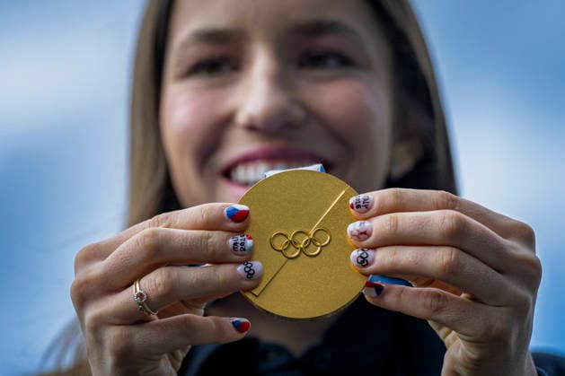 Olympic winner in snowboard parallel giant slalom Zuzana Maderova shows her gold medal during a meeting with the Governor of the Liberec Region Martin Puta, in Liberec, Czech Republic, on February 12, 2026. (CTKxPhoto RadekxPetrasek) CTKPhotoP2026021207320  CTKPhotoP2026021207320