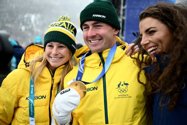 2026 WINTER Olympic Games, Olympische Spiele, Olympia, OS Cooper Woods of Australia celebrates with Australian team Chef de Mission Alyssa Camplin, (left) and Australian Olympian Jessica Fox after winning Gold in the Men™s Moguls finals at the Livigno Aerials and Moguls Park on day 6 of the 2026 Milano Cortina Winter Olympic Games in Livigno, Italy, Wednesday, February 11, 2026. ( NO ARCHIVING, EDITORIAL USE ONLY LIVIGNO SONDRIO ITALY  Copyright: xDANxHIMBRECHTSx 20260213184173965590