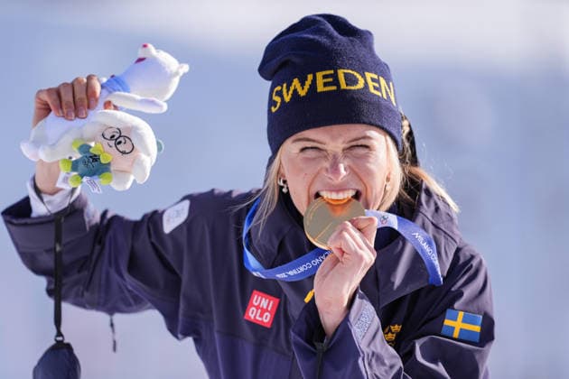 2026 Winter Olympic Games, Olympische Spiele, Olympia, OS MILAN, ITALY - FEBRUARY 12: Swedish athlete Frida Karlsson celebrates after winning golden medal in the women’s 10 km freestyle cross-country skiing at the Milano–Cortina 2026 Winter Olympic Games in Milan, Italy on February 12, 2026. Cemal Yurttas Anadolu Milan Italy. Editorial use only. Please get in touch for any other usage.  Copyright: x2026xAnadoluxCemalxYurttasx
