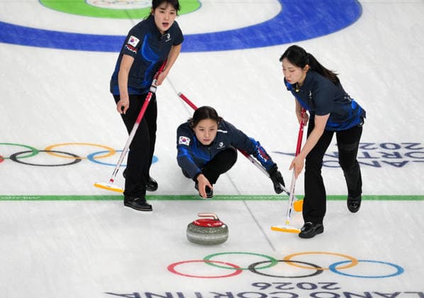 (260212) -- CORTINA D AMPEZZO, Feb. 12, 2026 -- Gim Eunji (C) of South Korea competes during the curling women round robin session 1 match between the United States and South Korea at the 2026 Milan-Cortina Winter Olympics in Cortina D Ampezzo, Italy, Feb. 12, 2026. ) (MICO2026)ITALY-CORTINA D AMPEZZO-OLYMPIC Winter games, Winterspiele,Spiele, Summer games CURLING-WOMEN-ROUND ROBIN-USA VS KOR LixGang 