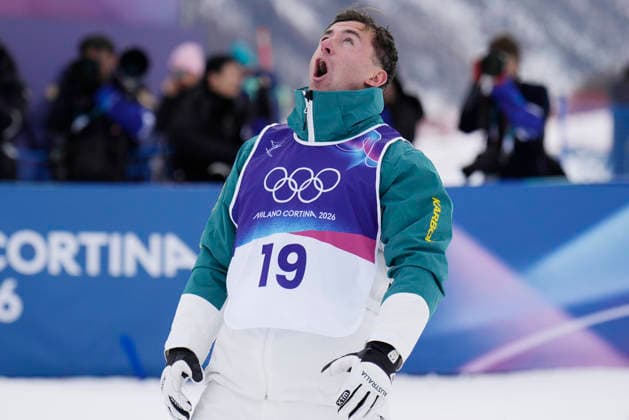 Gold medalist Cooper Woods of Australia celebrates in the finish area after the Men s Freestyle Skiing Moguls competition at the Milano Cortina 2026 Winter Olympic Games, Olympische Spiele, Olympia, OS in Livigno, Italy, on Thursday, February 12, 2026. Mikael Kingsbury of Canada won the silver medal and .Ikuma Horishima of Japan won the bronze medal.  OLY20260212808 BOBxSTRONG