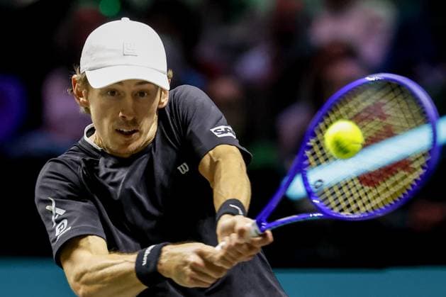 ROTTERDAM - Alex de Minaur (Australia) in action against Stanislas Wawrinka (Switzerland) on the fourth day of the ABN AMRO tennis tournament in Ahoy Rotterdam. BAS CZERWINSKI ANP xVIxANPxSportx xxANPxIVx 550469211 originalFilename: 550469211.jpg