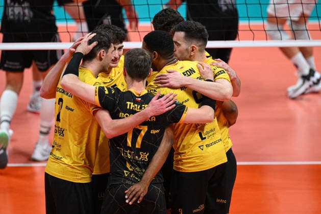 Halkbank v Bogdanka LUK Lublin - CEV Men’s Champions League ANKARA, TURKIYE – FEBRUARY 12: Bogdanka LUK Lublin players celebrate a point during the CEV Men’s Champions League Group A fifth match between Halkbank and Poland’s Bogdanka LUK Lublin at Baskent Volleyball Hall in Ankara, Turkiye, on February 12, 2026. Akin Celiktas Anadolu Ankara Turkey. Editorial use only. Please get in touch for any other usage.  Copyright: x2026xAnadoluxAkinxCeliktasx