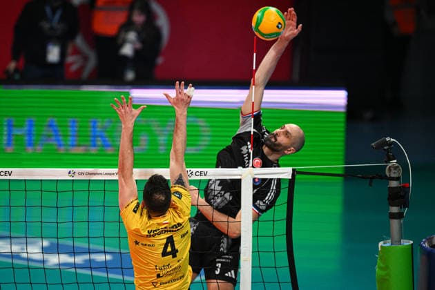 Halkbank v Bogdanka LUK Lublin - CEV Men’s Champions League ANKARA, TURKIYE – FEBRUARY 12: Marcin Komenda (4) of Bogdanka LUK Lublin in action during the CEV Men’s Champions League Group A fifth match between Halkbank and Poland’s Bogdanka LUK Lublin at Baskent Volleyball Hall in Ankara, Turkiye, on February 12, 2026. Akin Celiktas Anadolu Ankara Turkey. Editorial use only. Please get in touch for any other usage.  Copyright: x2026xAnadoluxAkinxCeliktasx
