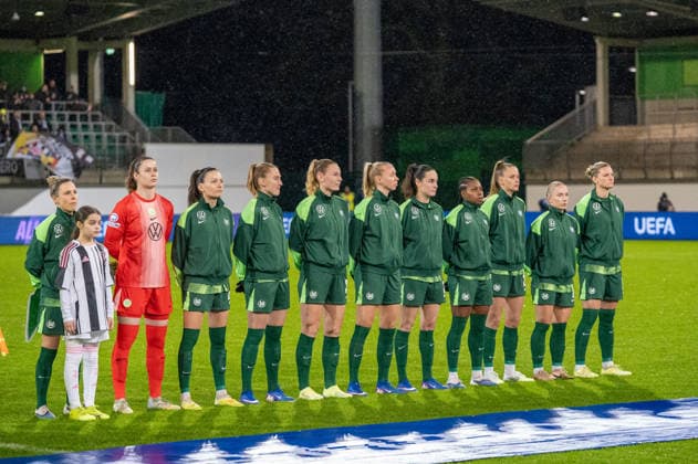 Deutschland, Fussball, UEFA, Womens Champions League, Play-Offs 5-12 2025 2026: VfL Wolfsburg - Juventus Turin am 12.02. in Wolfsburg (AOK-Stadion): Mannschaftsfoto VfL Wolfsburg Copyright: xSvenxHeidmannx