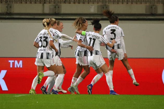 VfL vs. Juventus, CL Frauen Wolfsburg, 12.02.2026, Fußball, Frauen, VfL Wolfsburg vs. Juventus Turin, Champions League, Play-Offs, Saison 2025 2026, Ana Capeta (Juventus) jubelt mit der Mannschaft nach ihrem Kopfballtor zum 0:1. AOK Stadion Niedersachsen Deutschland