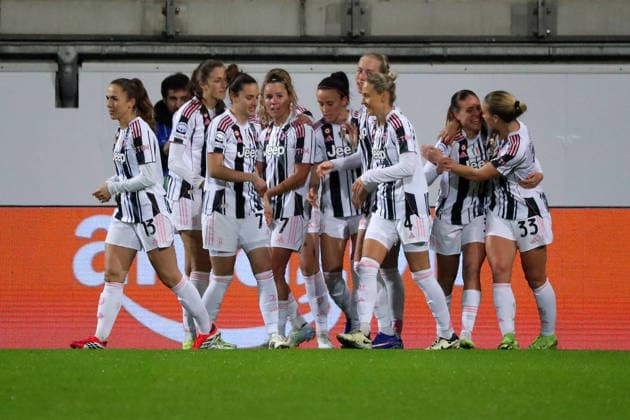 VfL vs. Juventus, CL Frauen Wolfsburg, 12.02.2026, Fußball, Frauen, VfL Wolfsburg vs. Juventus Turin, Champions League, Play-Offs, Saison 2025 2026, Ana Capeta (Juventus) jubelt mit der Mannschaft nach ihrem Kopfballtor zum 0:1. AOK Stadion Niedersachsen Deutschland