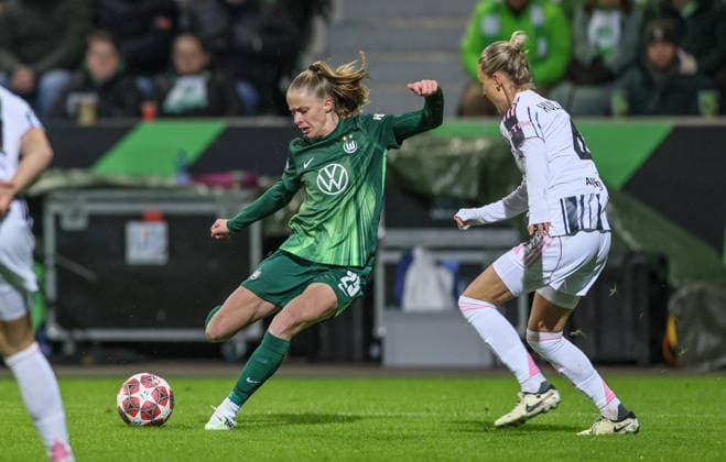 GER, Wolfsburg, VfL Wolfsburg vs Juventus Turin, Women s Champions League, Fussball, UEFA, Spielzeit 2025 2026, AOK Arena, Playoffs, Hinspiel im Bild v.l.: Vivien Endemann (VfL Wolfsburg Frauen 25), Emma Kullberg (Juventus Turin Frauen 4) DFB DFL REGULATIONS PROHIBIT ANY USE OF PHOTOGRAPHS AS IMAGE SEQUENCES AND OR QUASI-VIDEO, 12.02.2026 Copyright: HMBxMedia HendrikxHamelau
