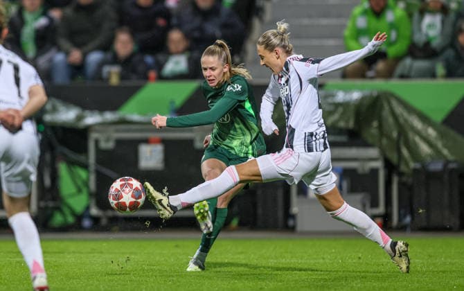 GER, Wolfsburg, VfL Wolfsburg vs Juventus Turin, Women s Champions League, Fussball, UEFA, Spielzeit 2025 2026, AOK Arena, Playoffs, Hinspiel im Bild v.l.: Vivien Endemann (VfL Wolfsburg Frauen 25), Emma Kullberg (Juventus Turin Frauen 4) DFB DFL REGULATIONS PROHIBIT ANY USE OF PHOTOGRAPHS AS IMAGE SEQUENCES AND OR QUASI-VIDEO, 12.02.2026 Copyright: HMBxMedia HendrikxHamelau
