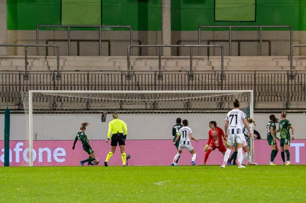 Deutschland, Fussball, UEFA, Womens Champions League, Play-Offs 5-12 2025 2026: VfL Wolfsburg - Juventus Turin am 12.02. in Wolfsburg (AOK-Stadion): Tor Torjubel Ana Capeta (Juventus Turin 7) Lia Wälti (Juventus Turin 13) Martina Lenzini (Juventus Turin 71) Emma Kullberg (Juventus Turin 4) Copyright: xSvenxHeidmannx