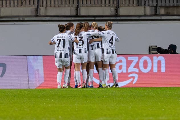 Deutschland, Fussball, UEFA, Womens Champions League, Play-Offs 5-12 2025 2026: VfL Wolfsburg - Juventus Turin am 12.02. in Wolfsburg (AOK-Stadion): Tor Torjubel Ana Capeta (Juventus Turin 7) Lia Wälti (Juventus Turin 13) Martina Lenzini (Juventus Turin 71) Emma Kullberg (Juventus Turin 4) Copyright: xSvenxHeidmannx