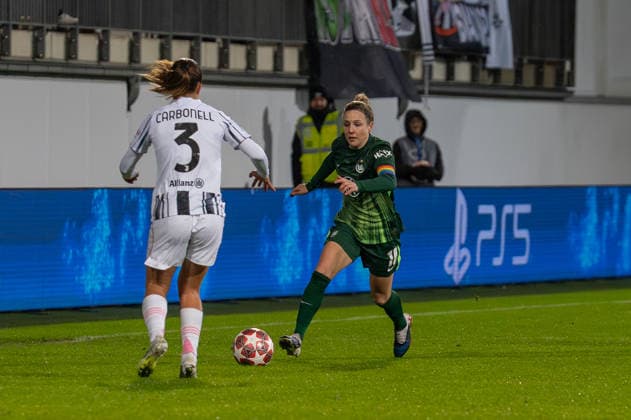 Deutschland, Fussball, UEFA, Womens Champions League, Play-Offs 5-12 2025 2026: VfL Wolfsburg - Juventus Turin am 12.02. in Wolfsburg (AOK-Stadion): Estela Carbonell (Juventus Turin 3) Svenja Huth (VfL Wolfsburg 10) Copyright: xSvenxHeidmannx